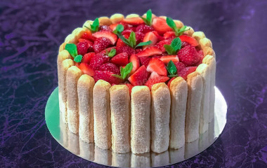 Strawberry cake without baking with savoyardi cookies