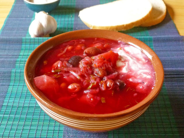 Borscht with lean beans