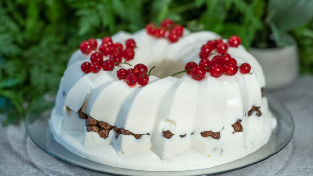 Gelatin cake, condensed milk, cottage cheese and sour cream without baking