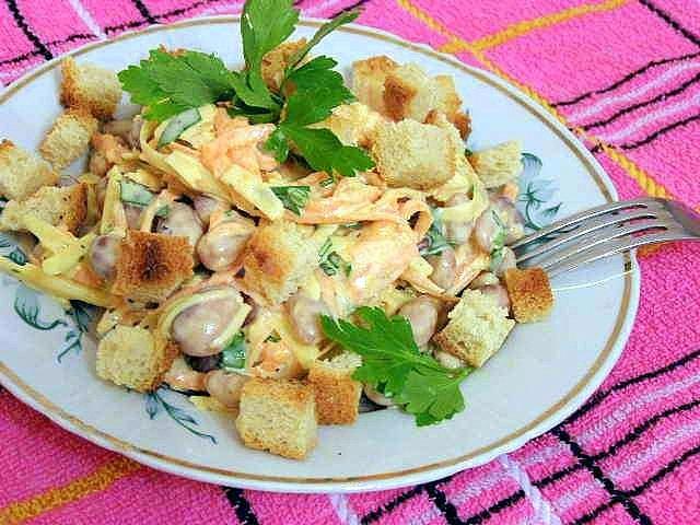 Salad with beans, Korean carrots and crackers