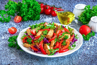 Warm salad with chicken, pepper and tomatoes