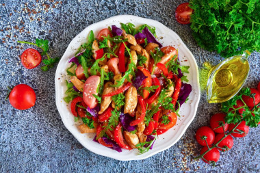 Warm salad with chicken, pepper and tomatoes