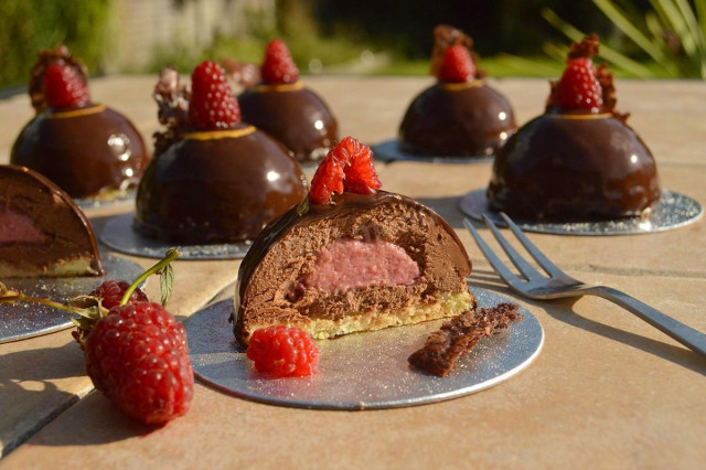 Mousse cakes with mirror glaze