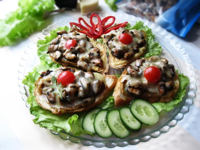 Marinated mussels baked with cheese on garlic bread