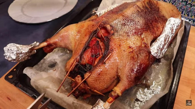 Christmas goose in the oven with honey and fruits