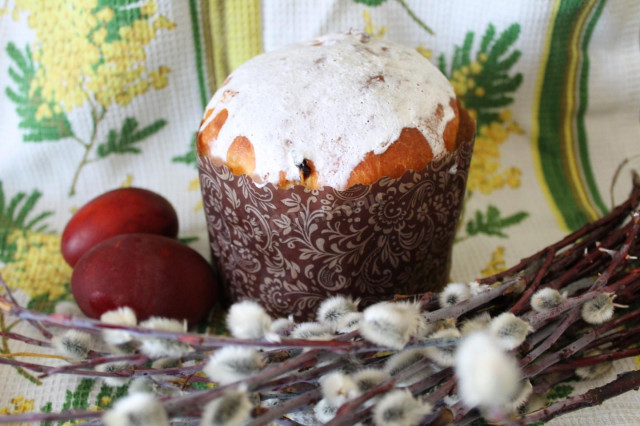 Easter cake with dry yeast in the oven