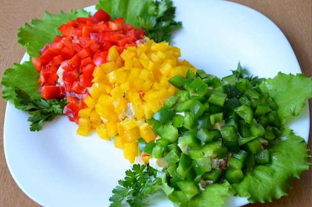 Traffic light salad with bell pepper and chicken