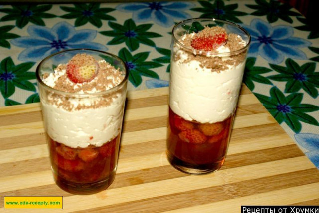 Cottage cheese dessert with strawberries