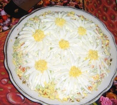 Chamomile field salad with canned food