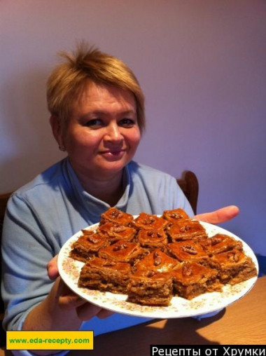 Baklava made of puff pastry is delicious