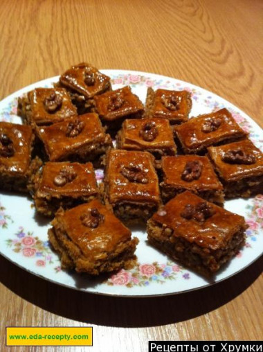 Baklava made of puff pastry is delicious