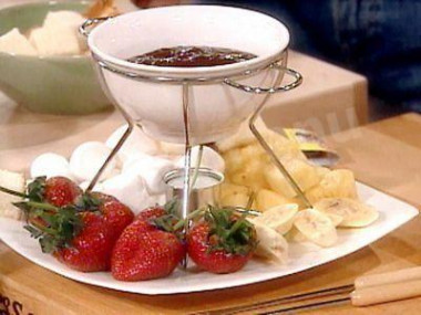 Chocolate fondue with dark chocolate