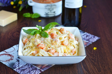 Fettuccine with shrimp in cream sauce