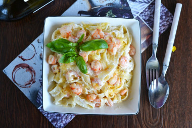 Fettuccine with shrimp in cream sauce