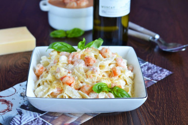 Fettuccine with shrimp in cream sauce