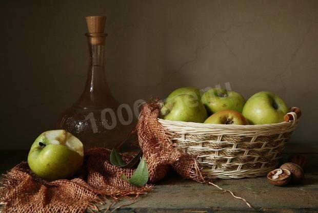 Apple wine with raisins