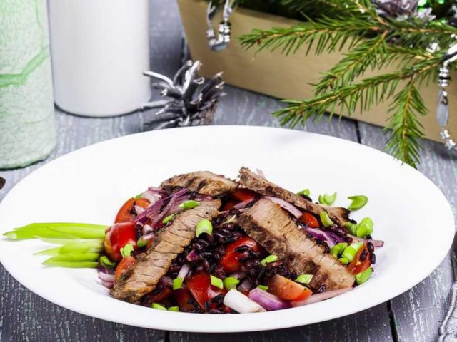 Salad with beef and unpolished black rice