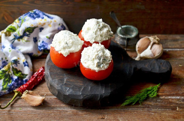 Tomatoes stuffed with cottage cheese and garlic