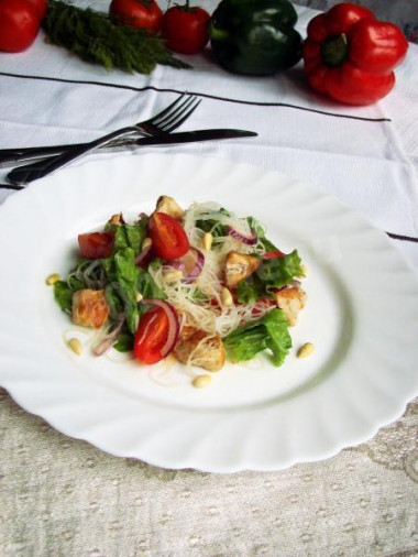 Rice noodle salad, chicken and vegetables