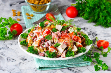 Salad with smoked breast beans and crackers