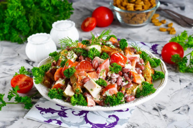 Salad with smoked breast beans and crackers