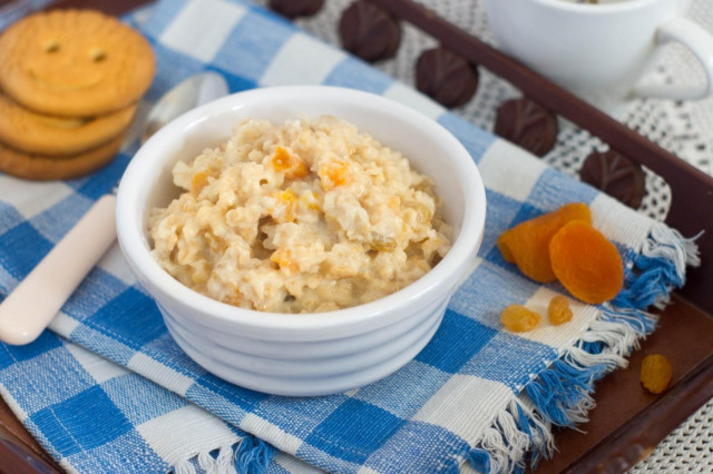 Porridge with dried fruits