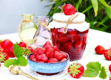 Strawberries in their own juice for the winter