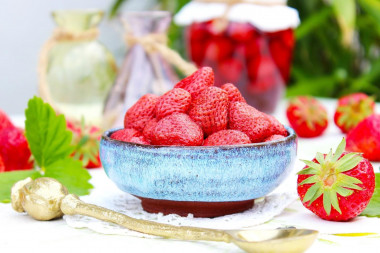 Strawberries in their own juice for the winter