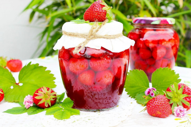 Strawberries in their own juice for the winter