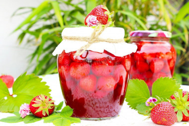 Strawberries in their own juice for the winter