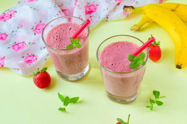 Strawberry banana smoothie