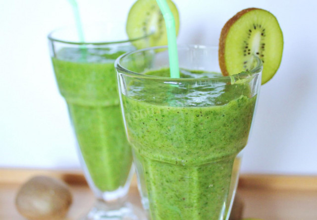 Smoothie with kiwi and banana