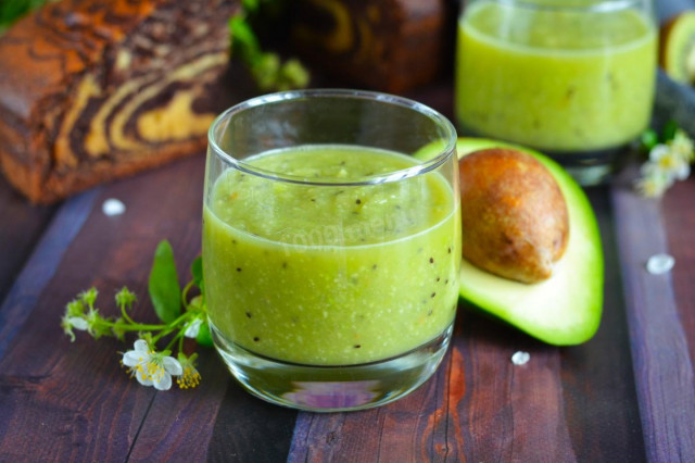 Avocado Smoothie, kiwi and celery in apple juice