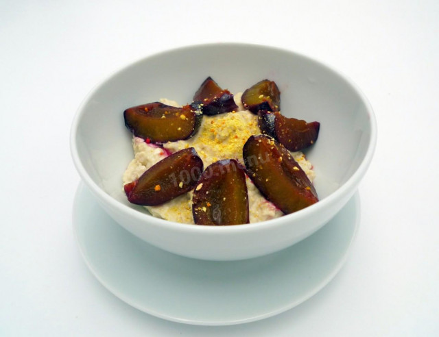 Protein-curd dessert with plum and whole oats