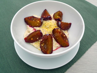 Protein-curd dessert with plum and whole oats