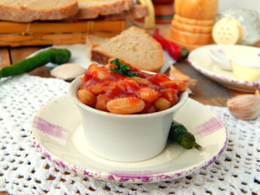 White beans in tomato sauce