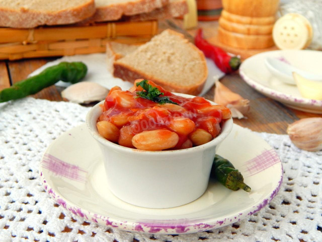 White beans in tomato sauce