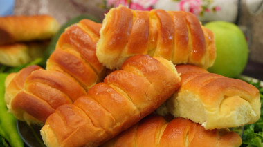 Vanilla buns with cottage cheese and raisins