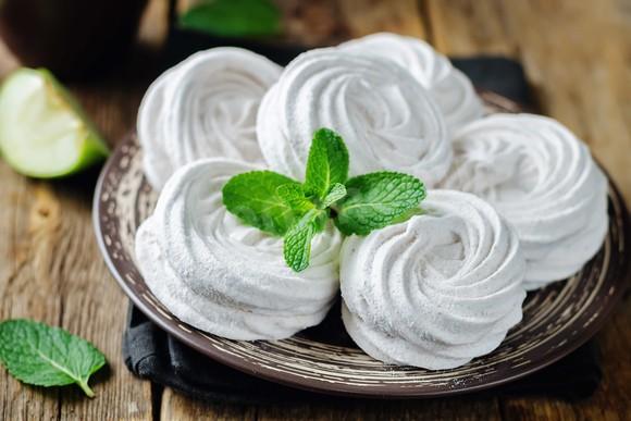 Apple marshmallows with powdered sugar on agar