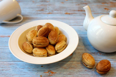 Nuts with condensed milk in an electric hazel bowl