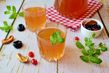 Compote without sugar from dried fruits