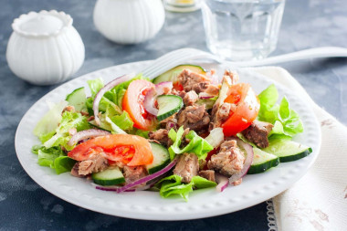 Simple salad with canned tuna