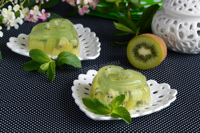 Kiwi Jelly Dessert with gelatin