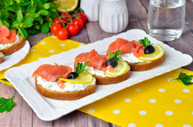 Sandwiches with red fish and cottage cheese