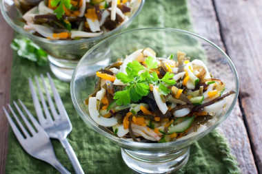 Salad with seaweed and squid