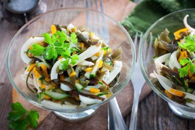 Salad with seaweed and squid