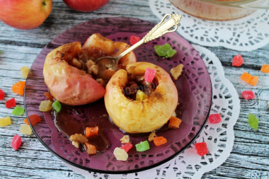 Apples baked with honey, cinnamon and nuts in the microwave