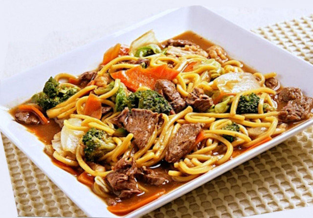 Noodles with beef and broccoli