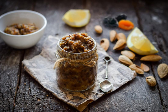 A mixture of vitamins from nuts and dried fruits with cinnamon