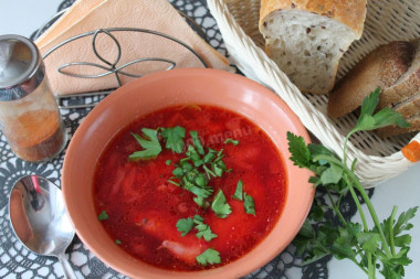 Borscht with sauerkraut and beetroot